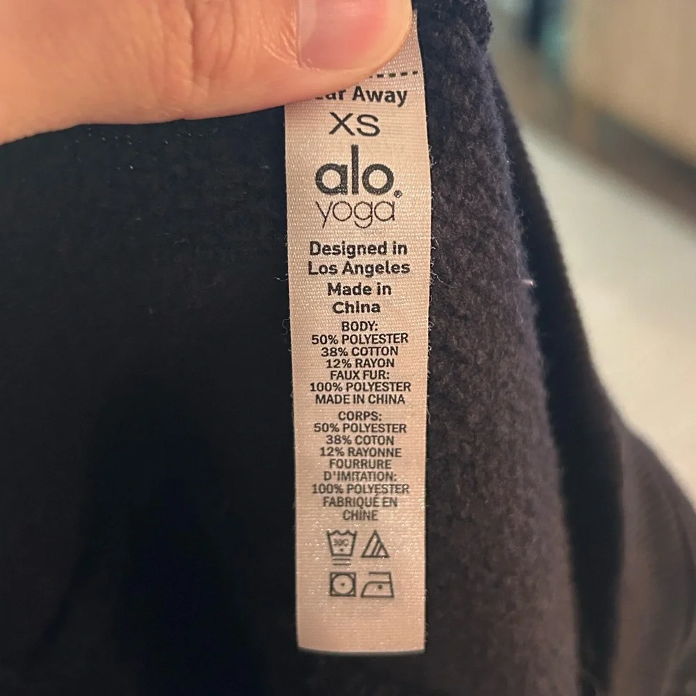 ALO Yoga Oversized City Sherpa Fleece Trim Cropped Sweatshirt in Black - XS